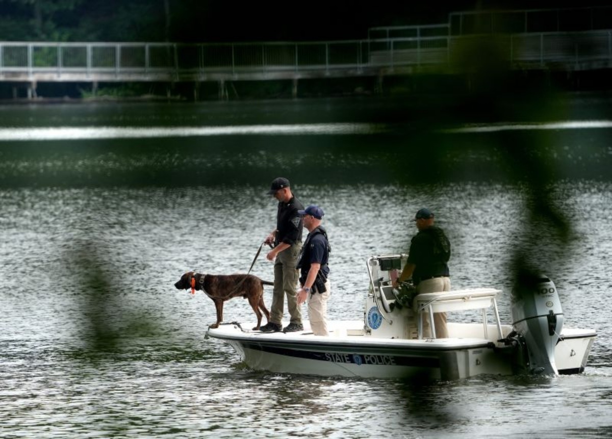米警察官、自宅で遺体で見つかる 「武装して危険な」妻に逮捕状、捜索続く