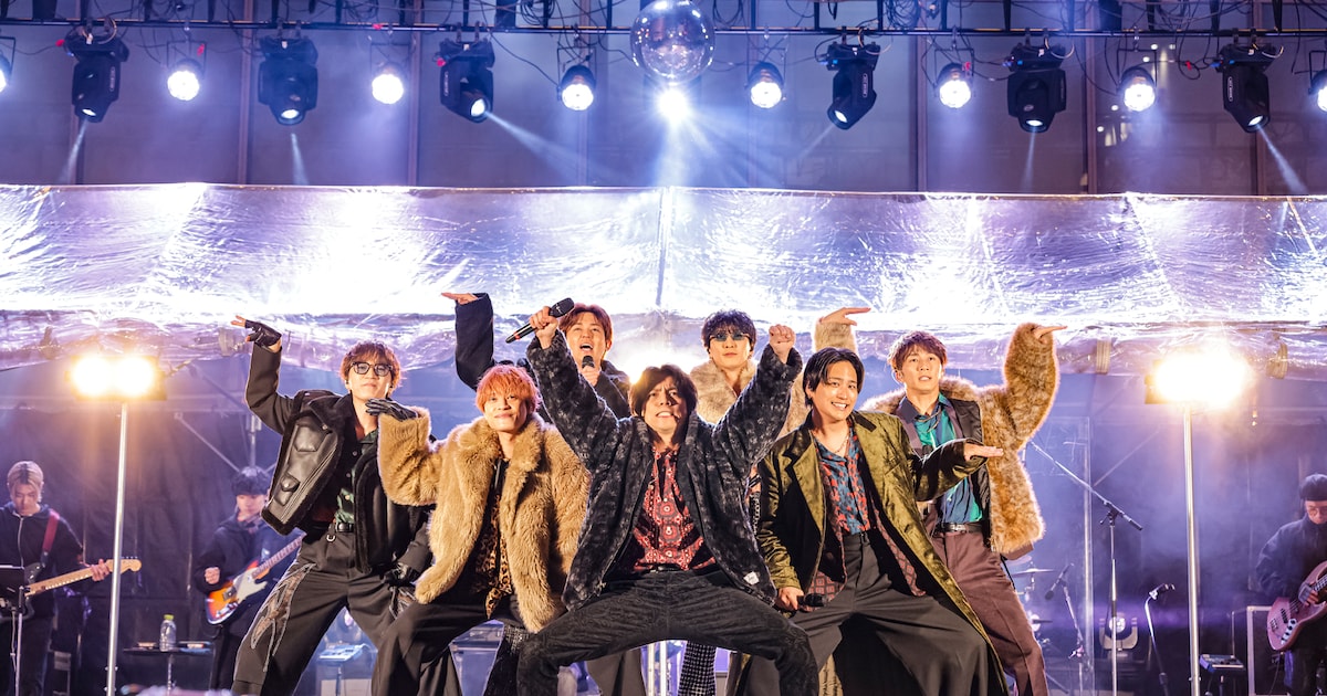 WEST.が歌舞伎町でサプライズフリーライブ、今年の気合いをアピール「2026年懸けとんじゃ！」（ライブレポート / コメントあり）