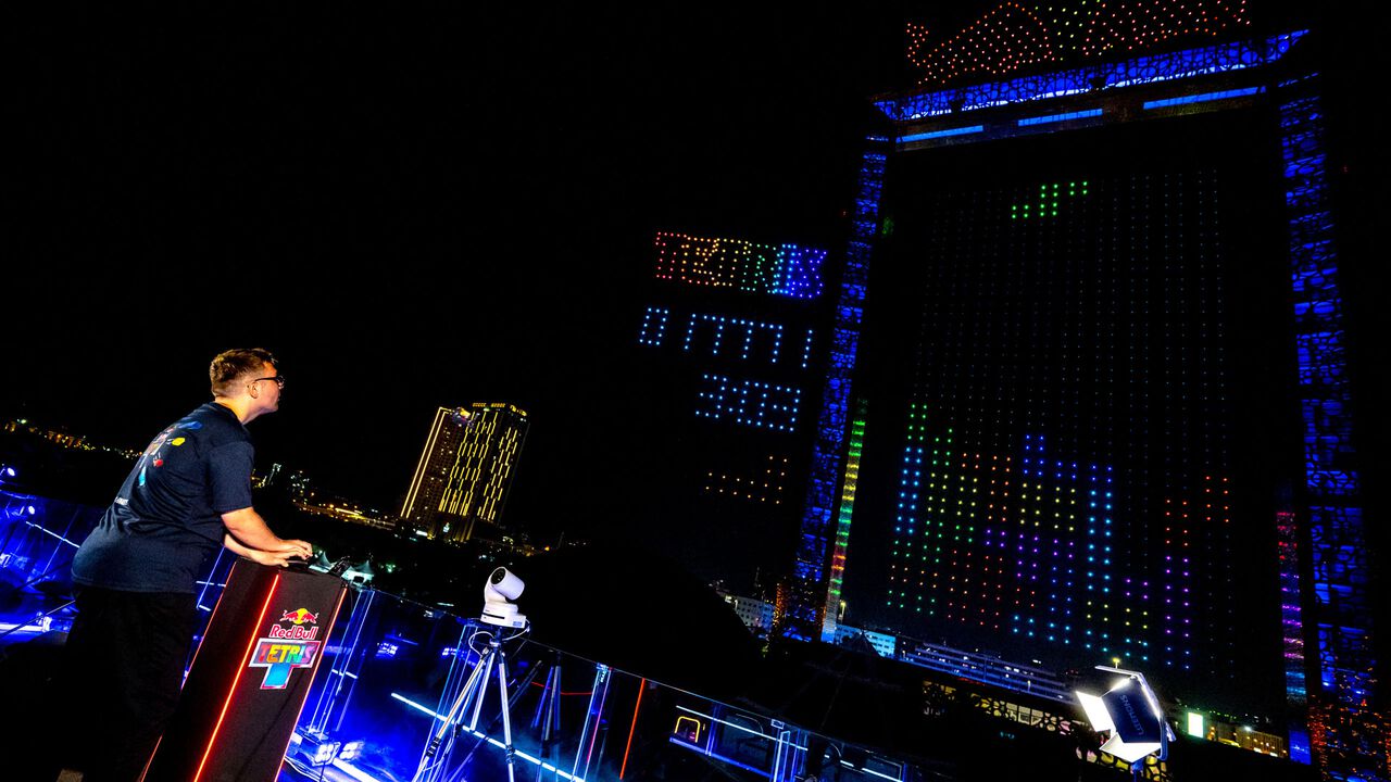 ドローンを使った世界初の空中『テトリス』が行われた“Red Bull Tetris World Final”が開催。巨大建造物ドバイフレームを活用した白熱の空中戦。日本代表AK氏はベスト16に