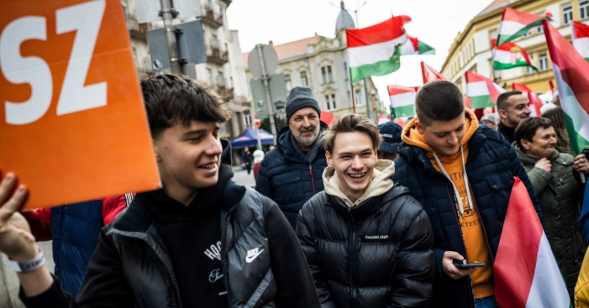 ハンガリー総選挙、若年層がオルバン氏離れ 再選なら国外移住との声も