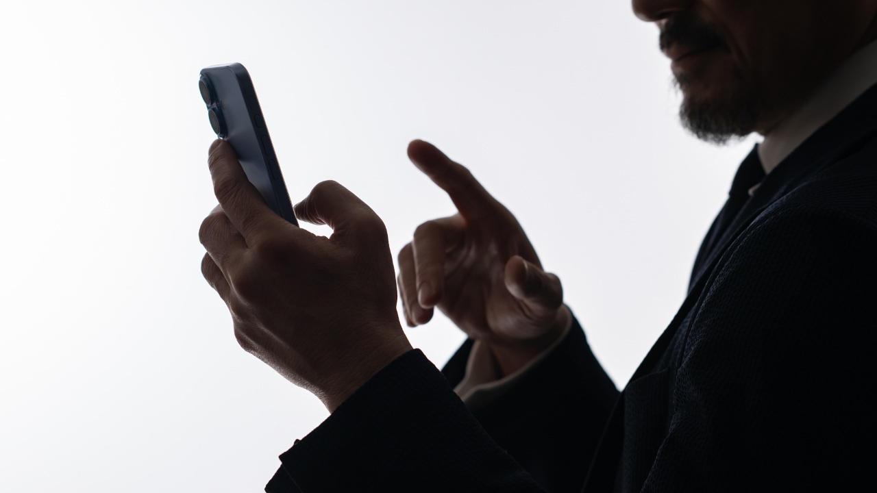 「ふざけるな、騙しやがって！」51歳独身男性がスマホを床に叩きつけ激昂…「大阪府警察」を名乗るSNSアカウントから〈老後資金150万円〉を奪われた瞬間（THE GOLD ONLINE（ゴールドオンライン））