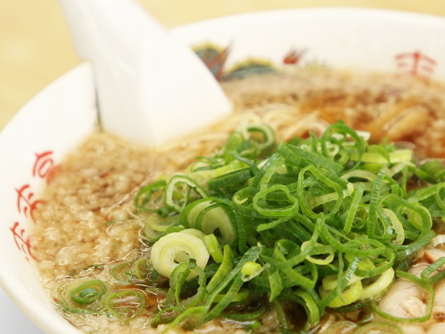 「虫が動く動画」拡散 大手ラーメンチェーン 浜松市の店舗で「無期限営業停止」 ネットで賛否