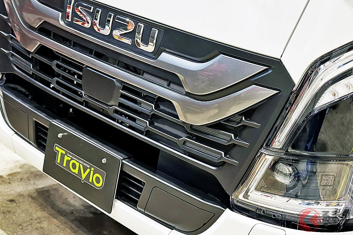 いすゞ新型「“5人乗り”トラック」に大注目！ 全長5mの「ちょうどイイサイズ」がAT限定“普免”で乗れる！ “6人”寝れる究極の「ひろびろ車中泊」仕様に！ 行列のできるキャンピングカー NTB「アオサギ」実車公開！