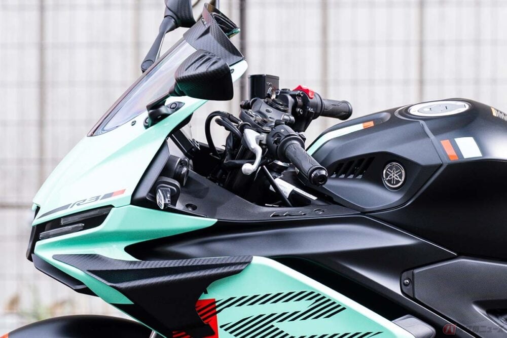 カーボンルックで「どの車体色にも合わせやすい」 ヤマハ「YZF-R25／R3」対応のカーボンライク外装がワイズギアから登場