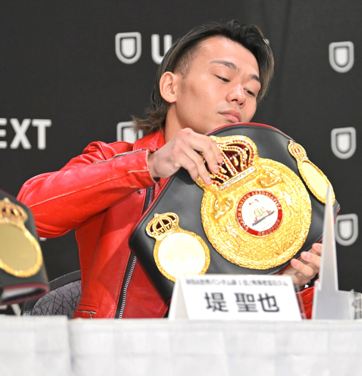 【ボクシング】「こんにちは、ＷＢＡ世界バンタム級チャンピオンです」堤聖也、“剥奪”されたＷＢＡベルト持参で会見「僕だけは納得してはダメ」…１１・２９両国で王者・増田陸に挑戦（スポーツ報知）