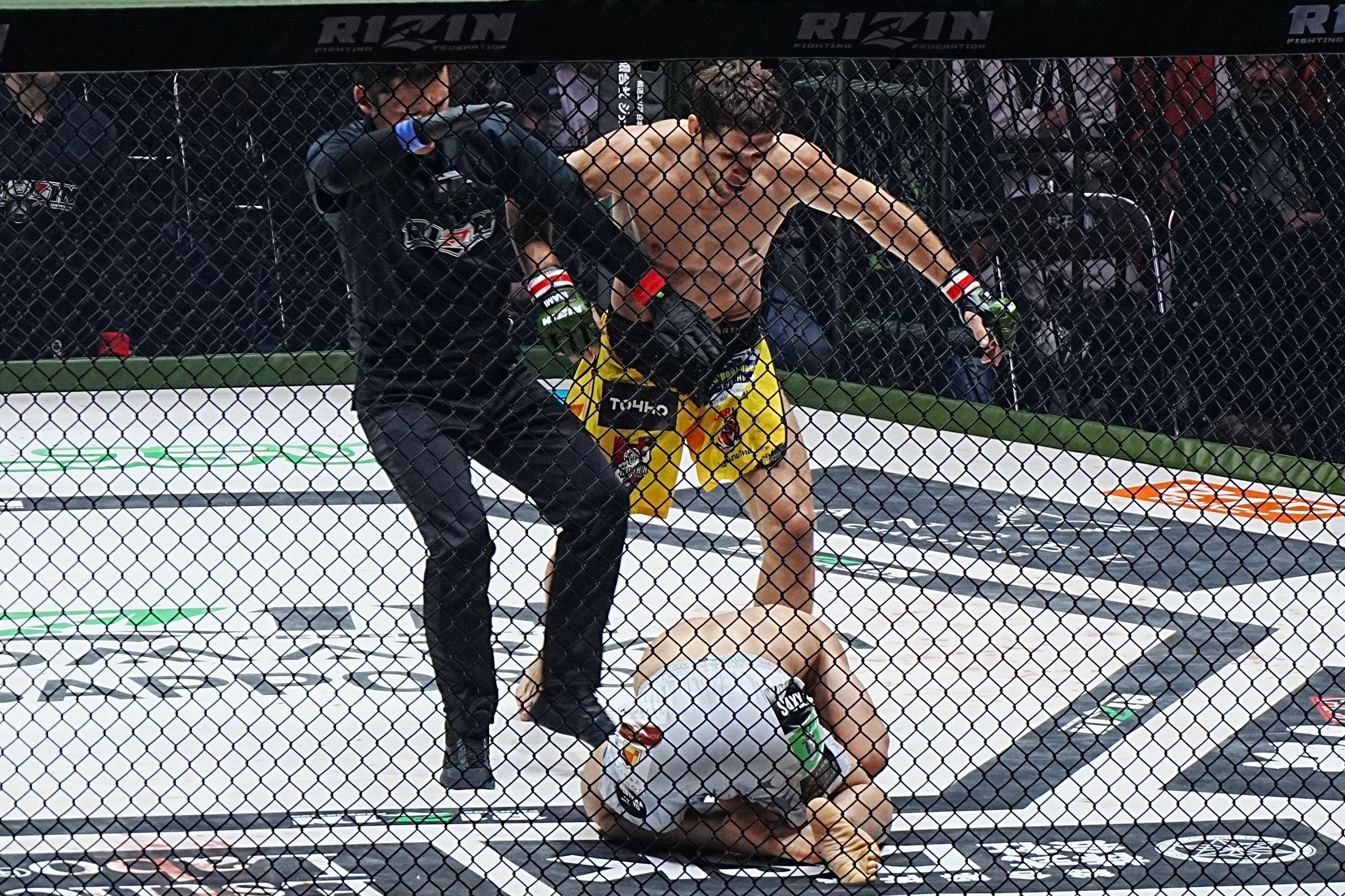【RIZIN】コレスニックが修斗王者SASUKEを左ボディでダウンさせてサッカーキックKO！ フェザー級に衝撃「武田と戦いたい」