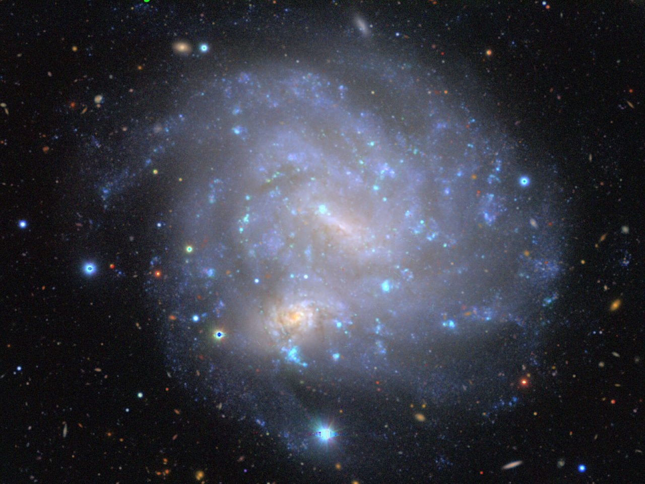 宇宙の偶然が生んだ光景：NGC 4496の双子銀河