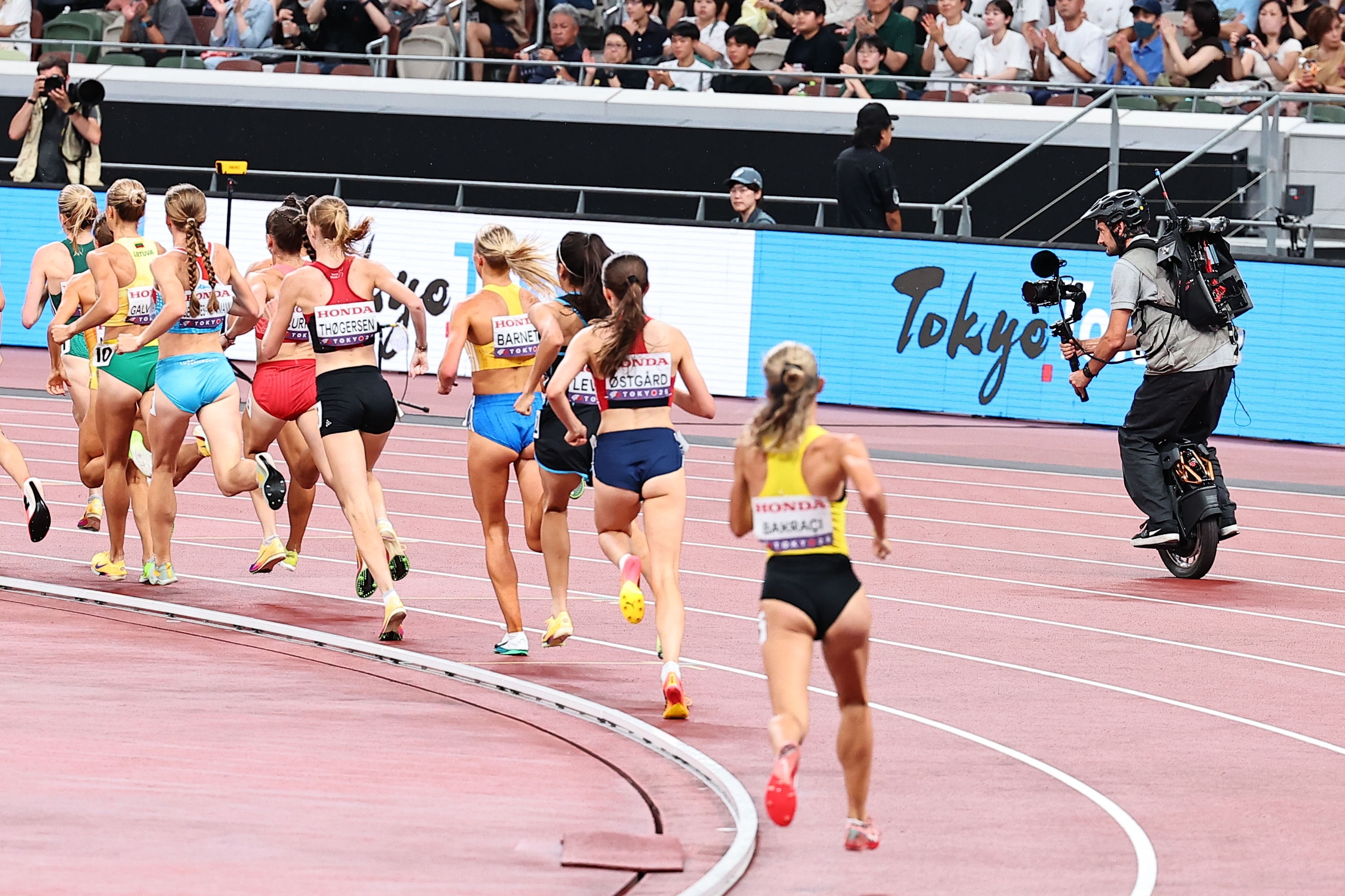 「何に乗っているの？」電動一輪車で選手と並走！ 世界陸上の“カメラクルー”にネット騒然「なんだあれ」「気になる」
