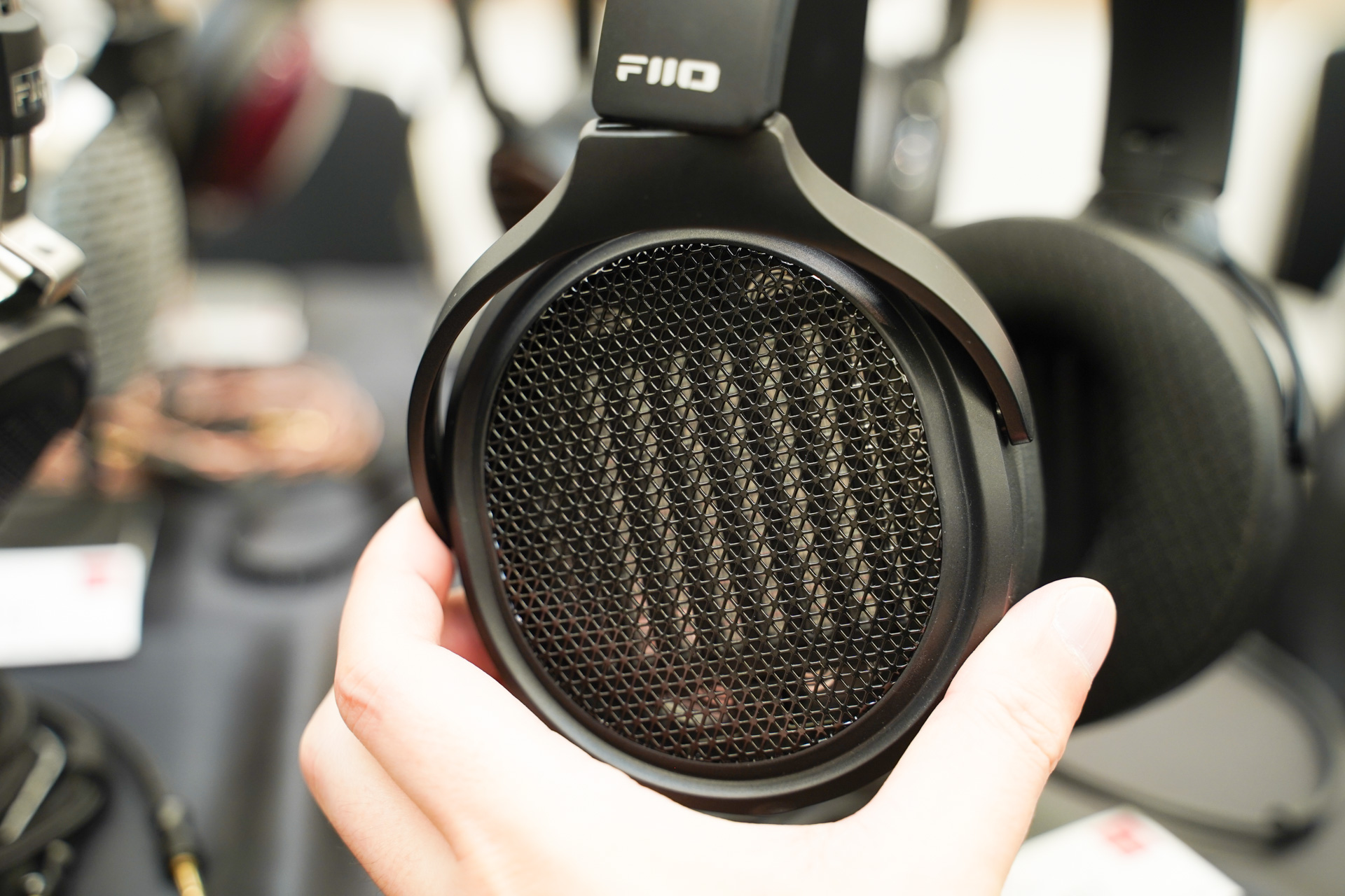 FIIOから“価格破壊的”平面磁界型ヘッドフォン。XLR出力付きBluetoothレシーバーも