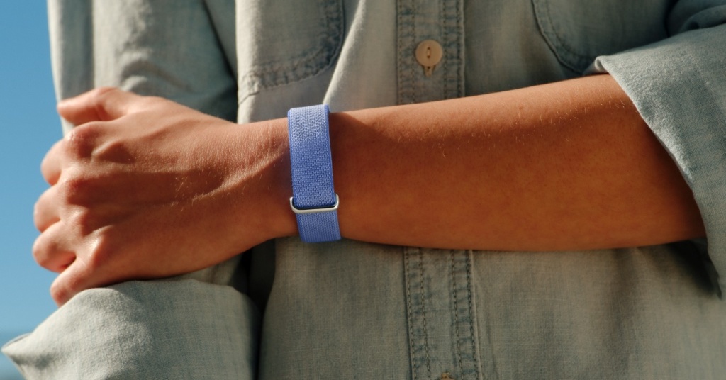 “画面なし”の軽量トラッカー「Google Fitbit Air」発表 1万6800円 24時間装着しても快適
