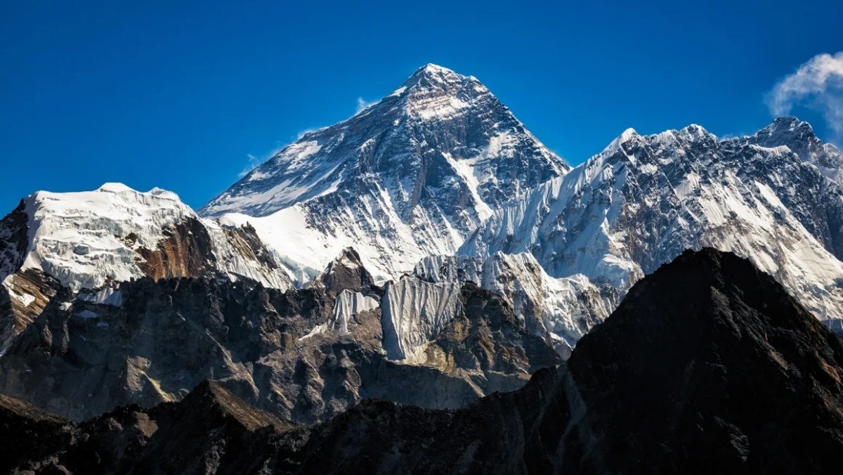 貴ガスを吸入して「1週間以内」のエベレスト登頂に挑戦、専門家からは懸念の声