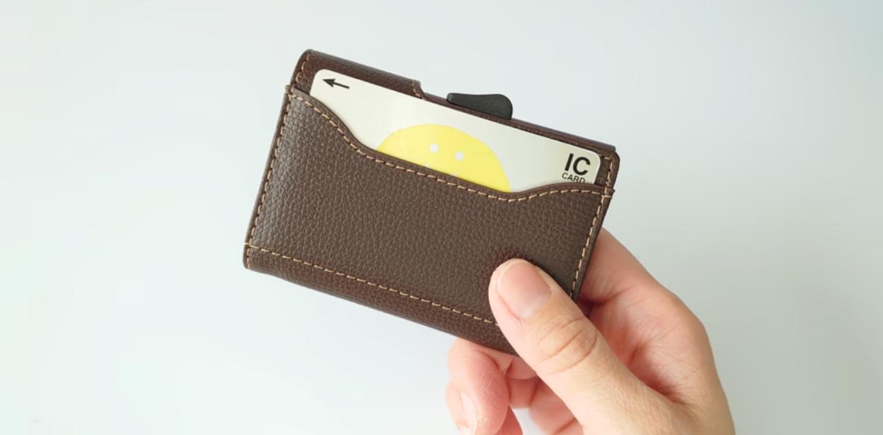 カードの取り出しとセキュリティを最優先に設計したミニ財布。スリムなのにしっかり入る