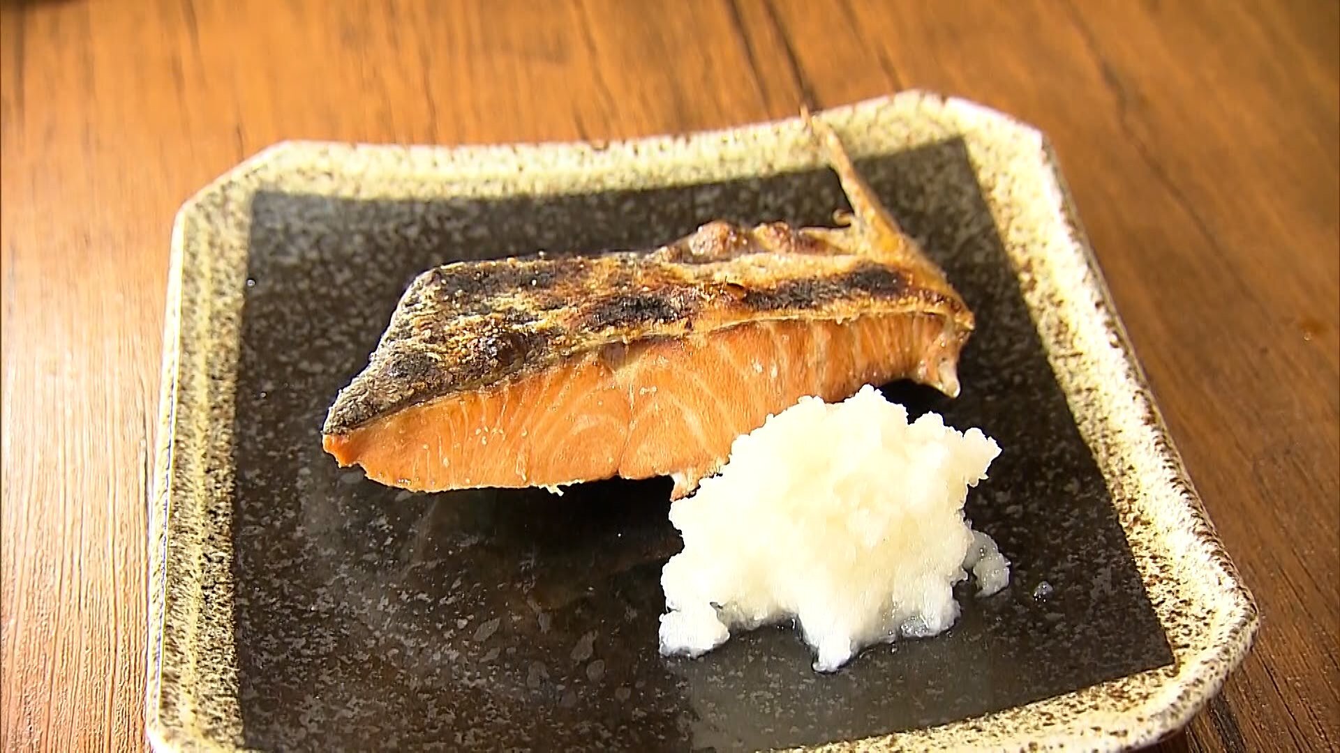 「もう…高級魚になっちゃった」庶民の味サケが歴史的不漁 鮮魚店は1匹7000円〜1万円にも サイズも「3キロ以下」で親が小型化