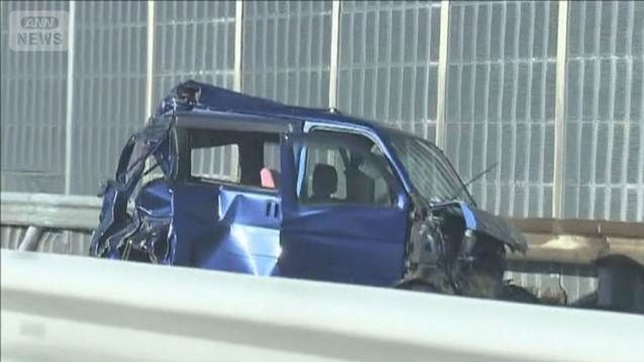 車にトラック追突 1人死亡1人重体