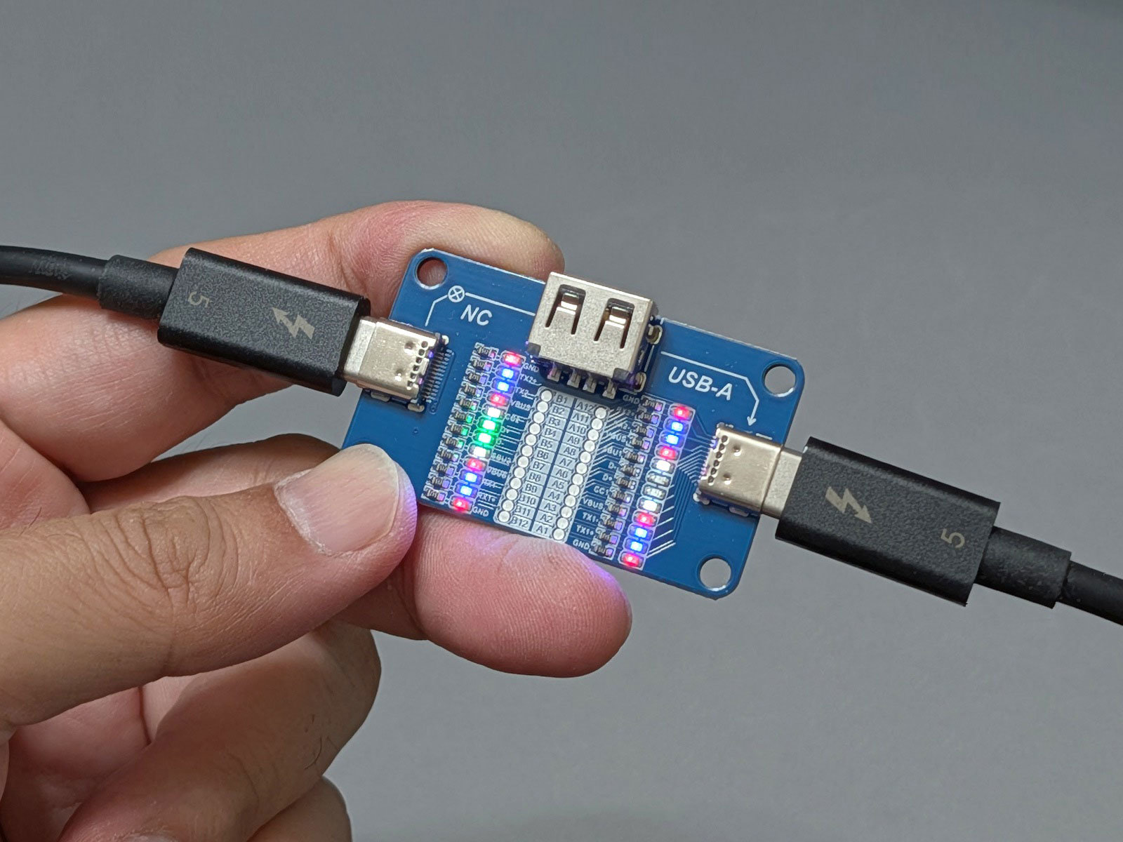 実売2000円台とコスパ最強だけど玄人向け？ 断線や充電専用ケーブルも一目で判明するXYZA「USB