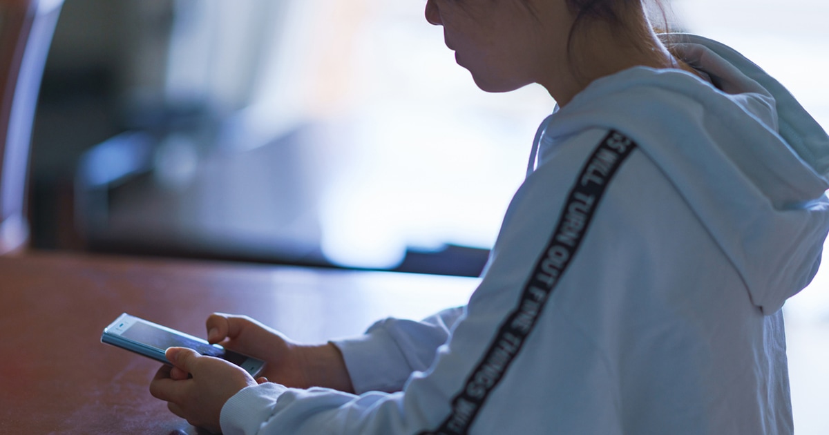 高校生の子に「罰としてスマホやゲームを取り上げて」…「不登校ビジネス」に救いを求めた親が見たもの