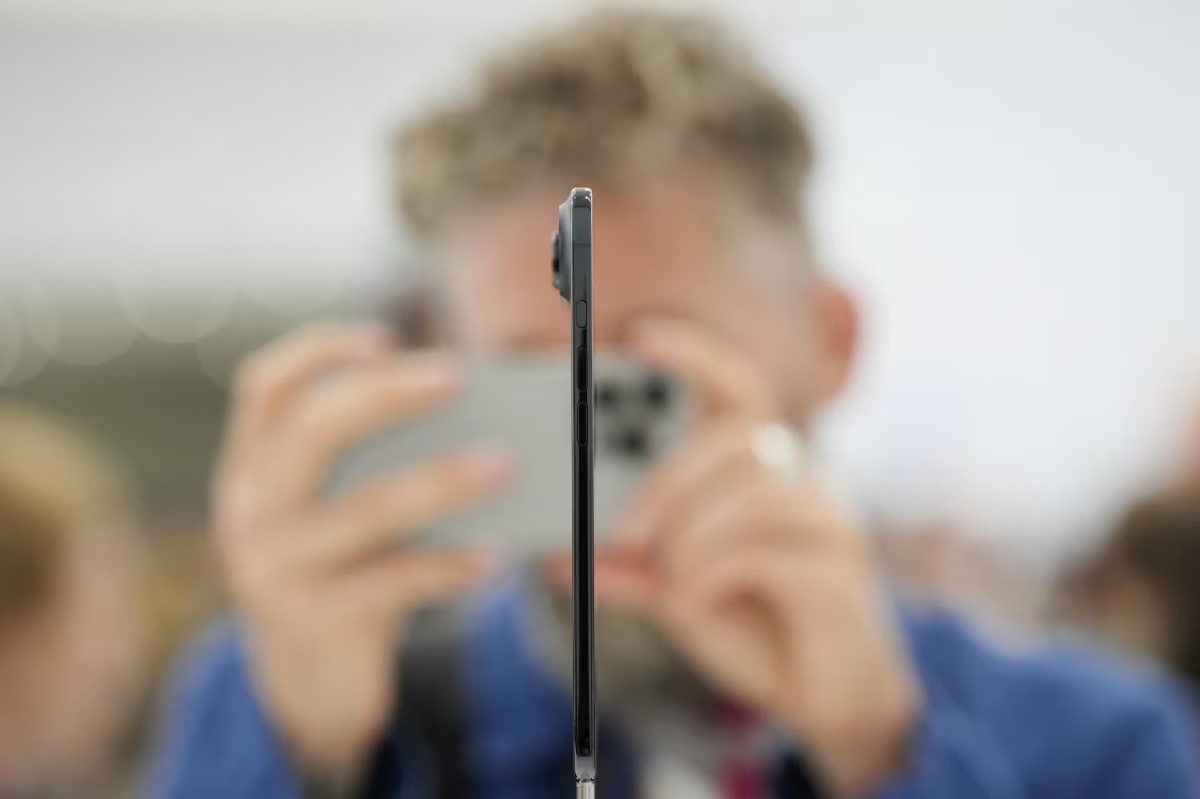 アップルの「薄型iPhone」への賭け、消費者は支持せず 調査結果