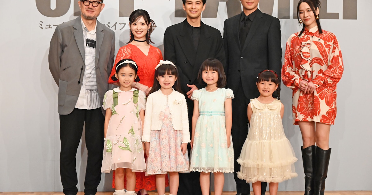 ミュージカル「SPY×FAMILY」アーニャ役4人お披露目、森崎ウィン・平方元基は固い握手交わす（会見レポート）