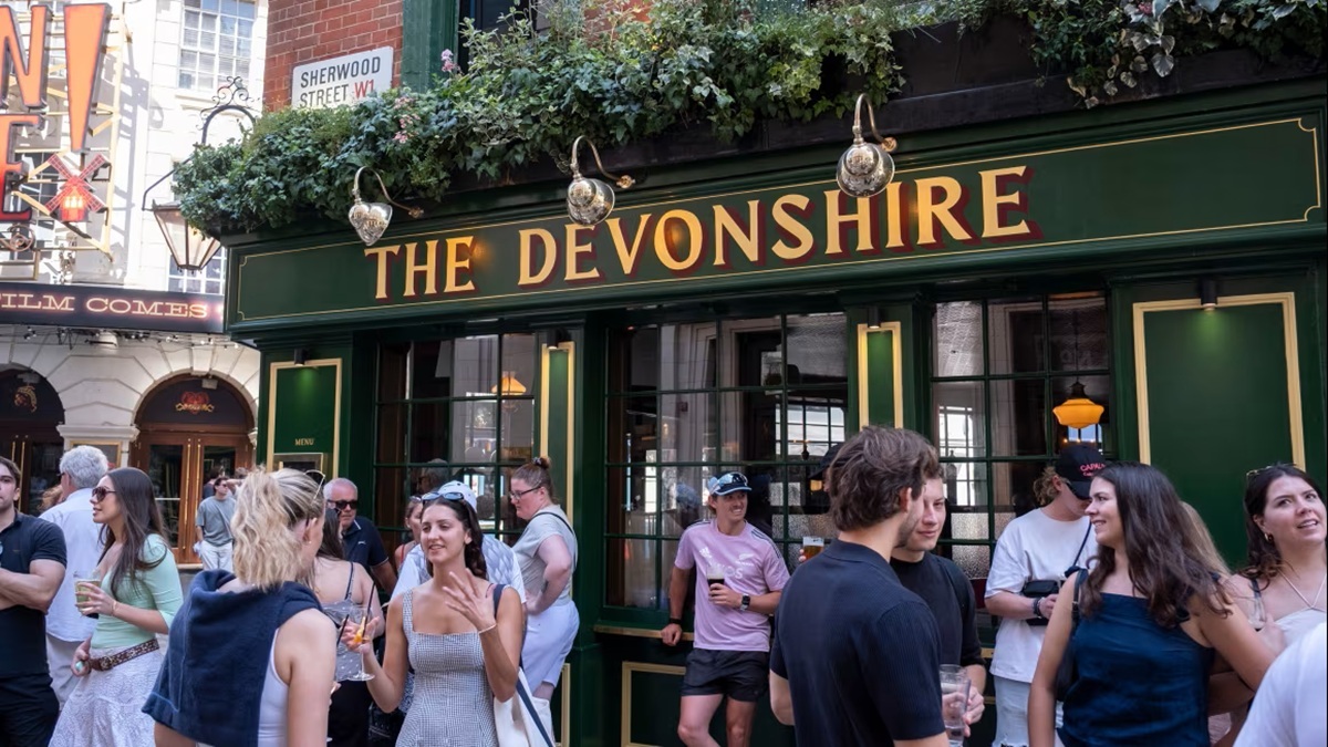 ロンドン中心部のパブに「立ち飲み」規制案 伝統揺るがす動きに怒りと反発の声