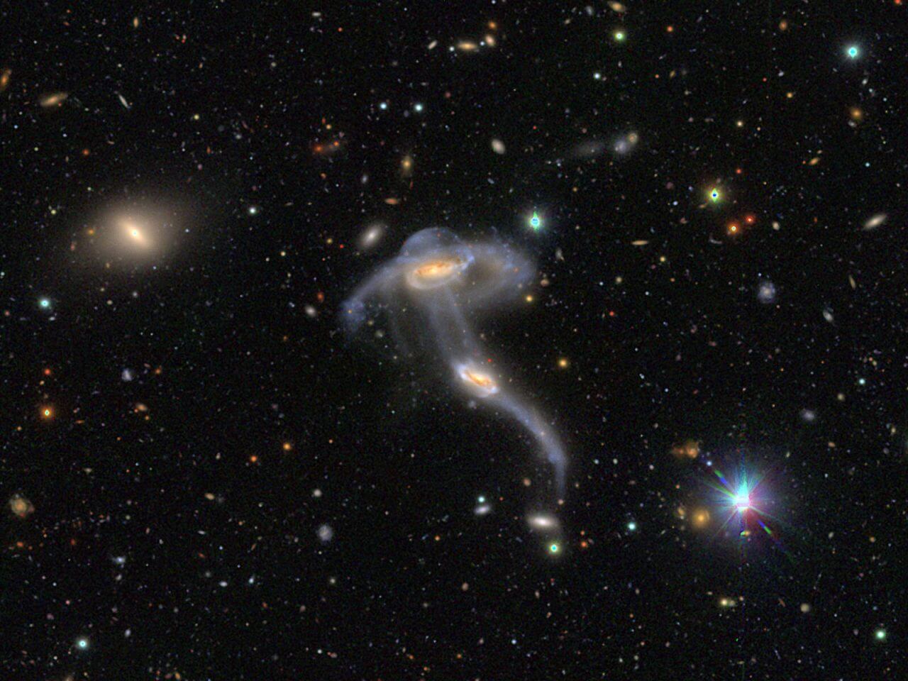宇宙を漂うクラゲのような銀河のペア【今日の宇宙画像】