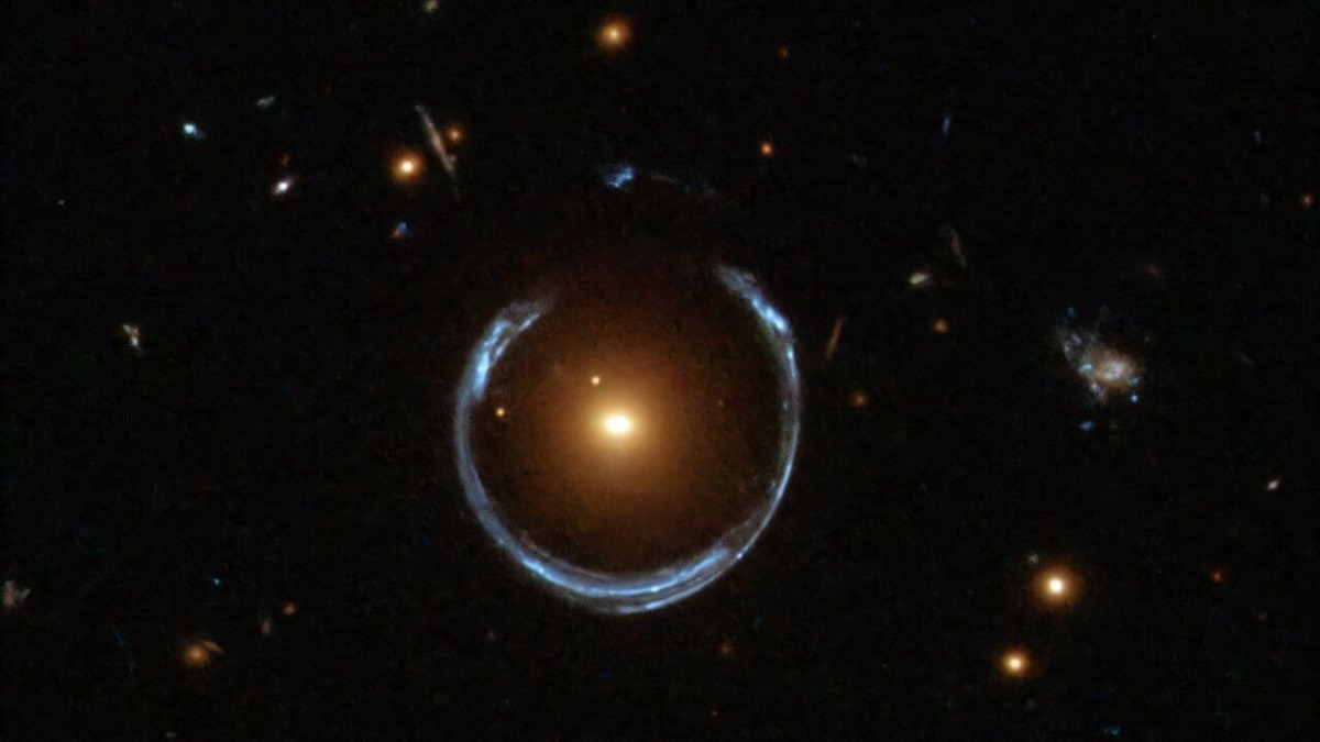 太陽の360億倍の質量をもつ、史上最大級のブラックホールを発見