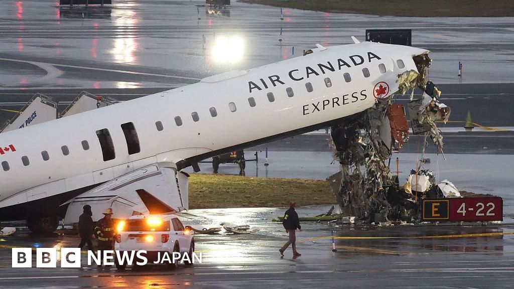ニューヨークの空港で旅客機と消防車が衝突、パイロット2人死亡