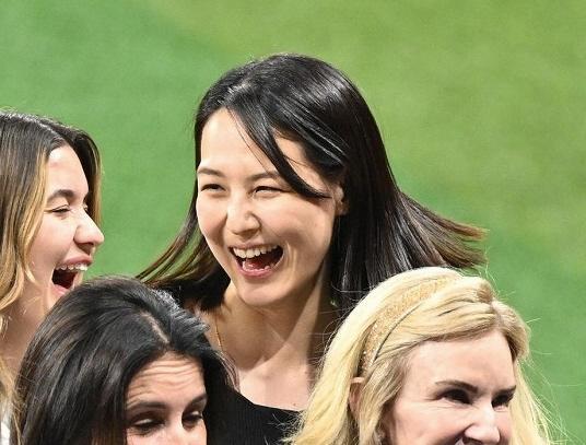 ドジャース奥さま会 真美子さんも敵地・トロントへ「同行してるんだ」「遠くにいても奇麗」恒例の集合写真公開