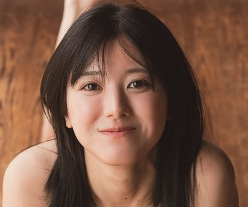純白ランジェリー姿でテーブルにごろん 28歳女優が異色設定グラビアを敢行 「楽しみにしててくださいっ！ 」
