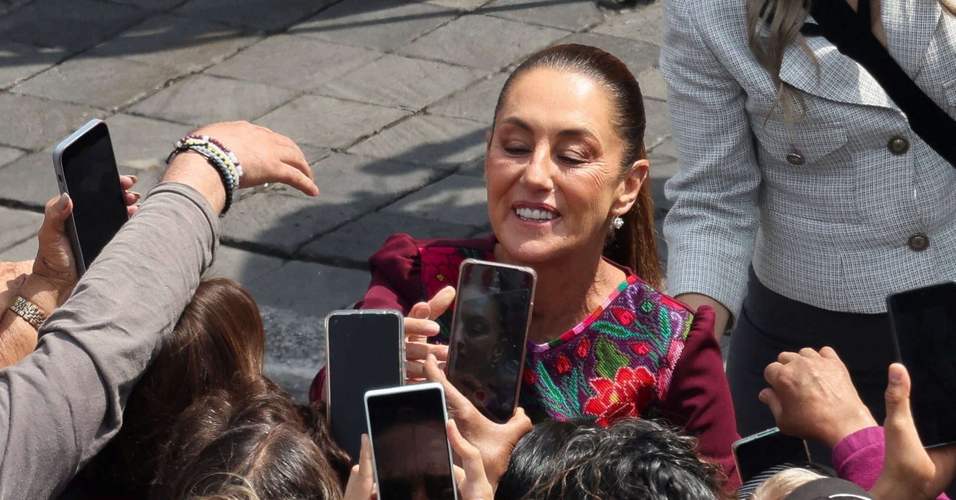 アングル：メキシコ大統領、酔った男に抱きつかれる被害 男性優位主義に改めて懸念