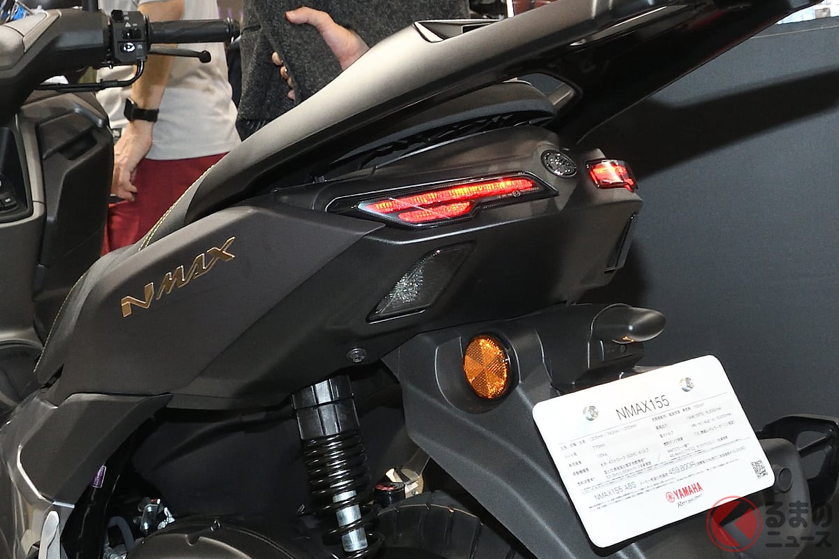 販売当日に"受注終了"!? ヤマハ「中型スクーター」がスゴイ！ 独自の"YECVT"＆改良型エンジン搭載！ 走行性が強化された「NMAX155 ABS」販売店での反響とは？