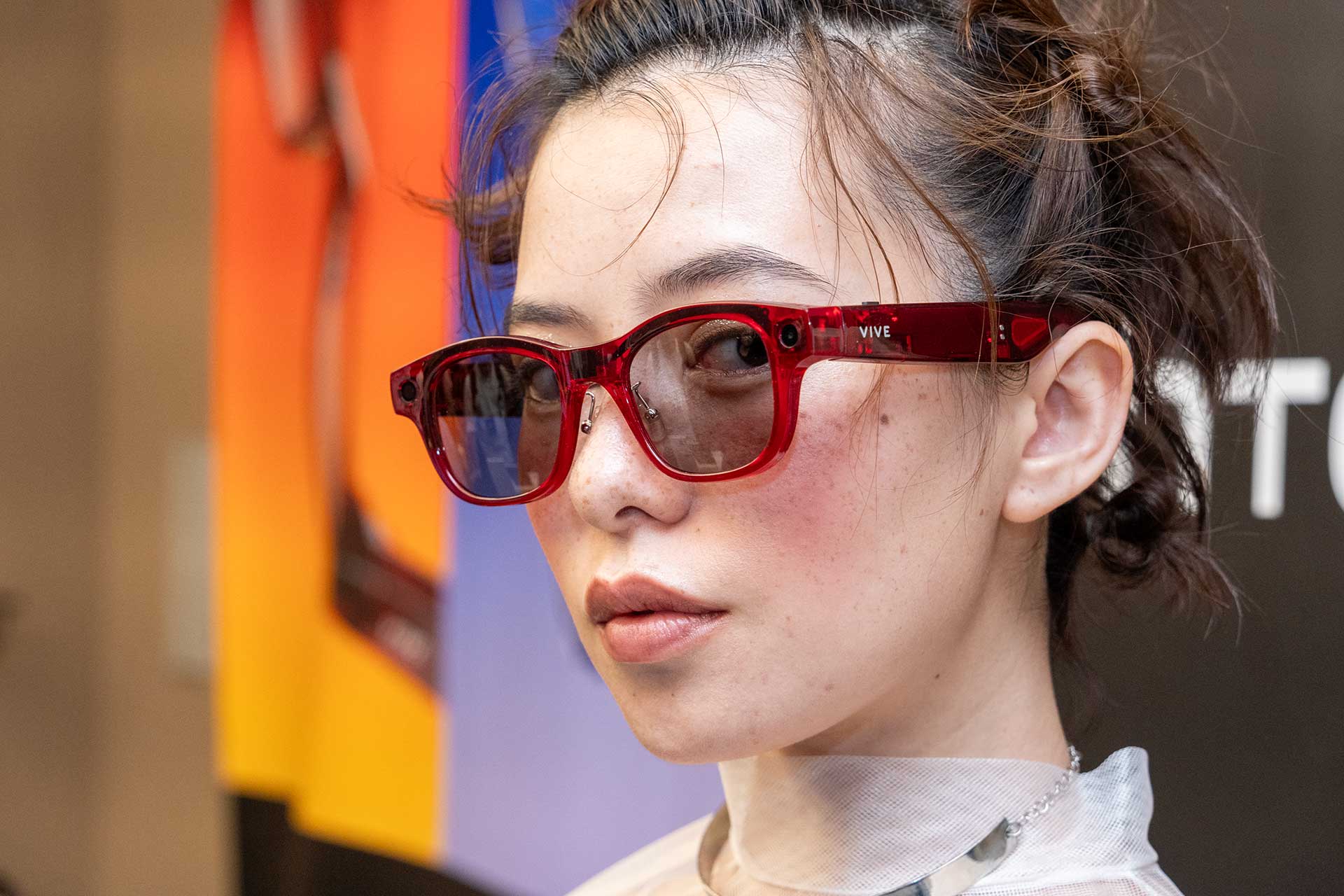 HTC、カメラ・スピーカー搭載“ウェアラブルAIグラス”「VIVE Eagle」日本発売