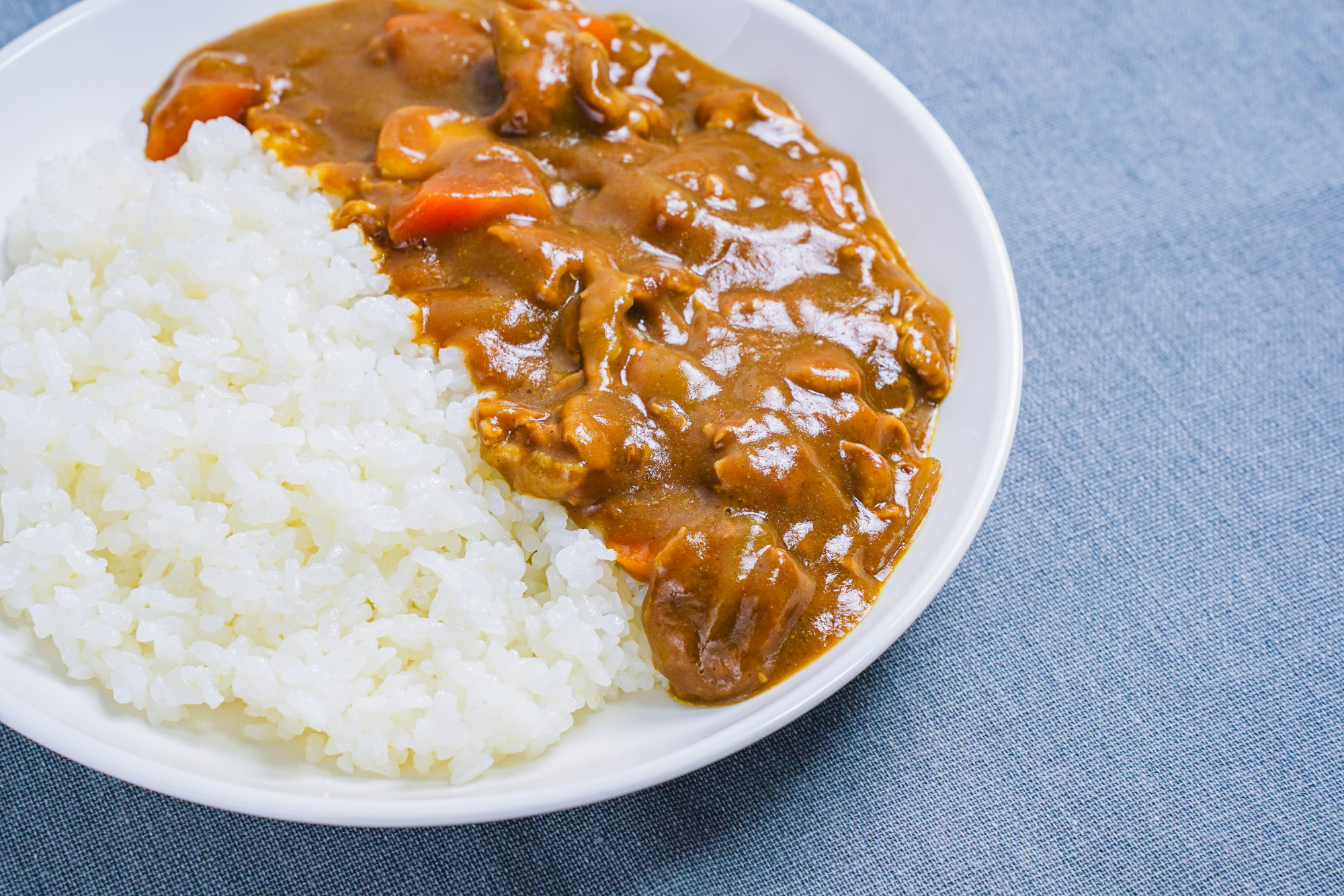 「やっぱりカレールーではこれが1番美味しい」 日本の男性が“リピートしているカレールー”ランキング上位に「学生食堂の味」「海外在住者ですが定期的に取り寄せます」の声