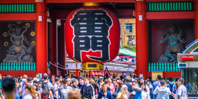 台湾人インフルエンサー、浅草寺で“おしり見せ”超ホットパンツ姿「#人前露出」が国内外で物議…それでも「公然わいせつ罪」には当たらない理由