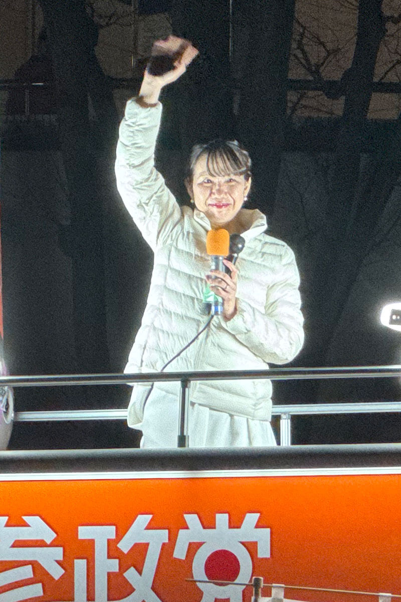 参政党の“新アイドル”豊田真由子氏が真冬にひらひらスカートで埼玉・大宮に「戻ってきました、ただいまー！」 もしや枝野幸男氏にロックオン？