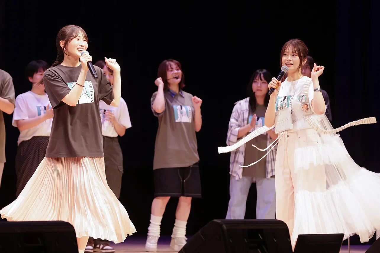 元乃木坂46山崎怜奈、元櫻坂46菅井友香＆元日向坂46潮紗理菜と坂道3グループOGそろい踏みで「ガールズルール」を熱唱
