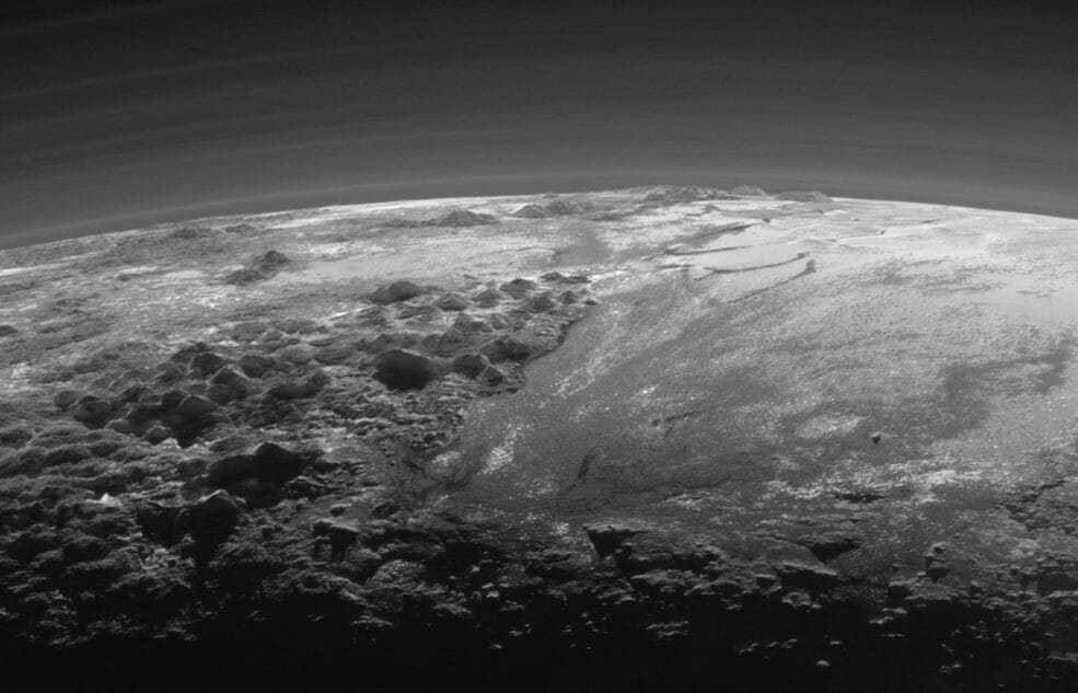 冥王星の絶景！ ニュー・ホライズンズが2015年に撮影した“黄昏の大気層”【今日の宇宙画像】