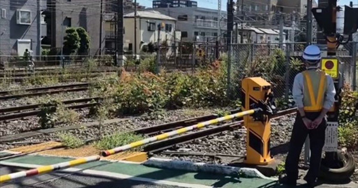 大宮駅近くで踏切待ちしていたら……「なんかスゲーの来た」思わずカメラを向けた“まさかの光景”に「ええええ！」「何でー!?」（ねとらぼ）