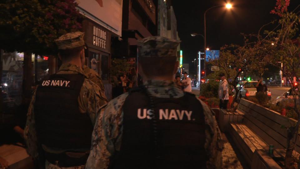 民間人を地面に叩きつけ手錠をかけた米軍憲兵 規制対象の米軍人と勘違いか 「身分証示さない日本人も拘束できる」と誤った認識も 動画がSNSで拡散