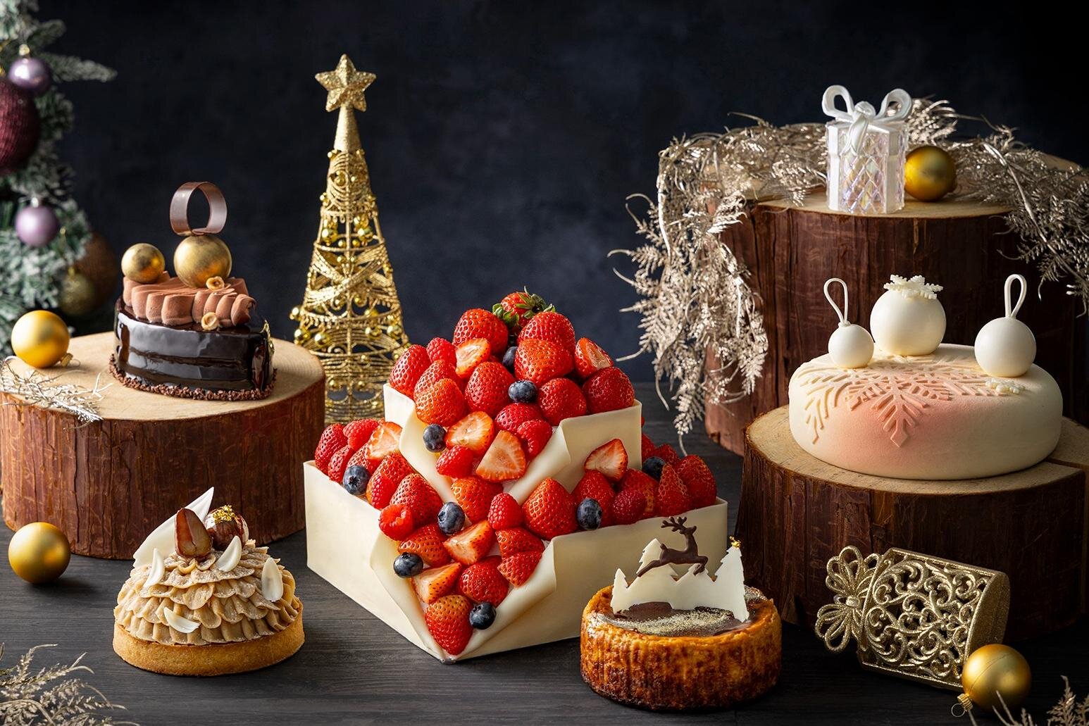 コンラッド東京“ホワイトクリスマス”着想苺×ピスタチオムース、ベリー溢れるギフトボックス型ケーキも