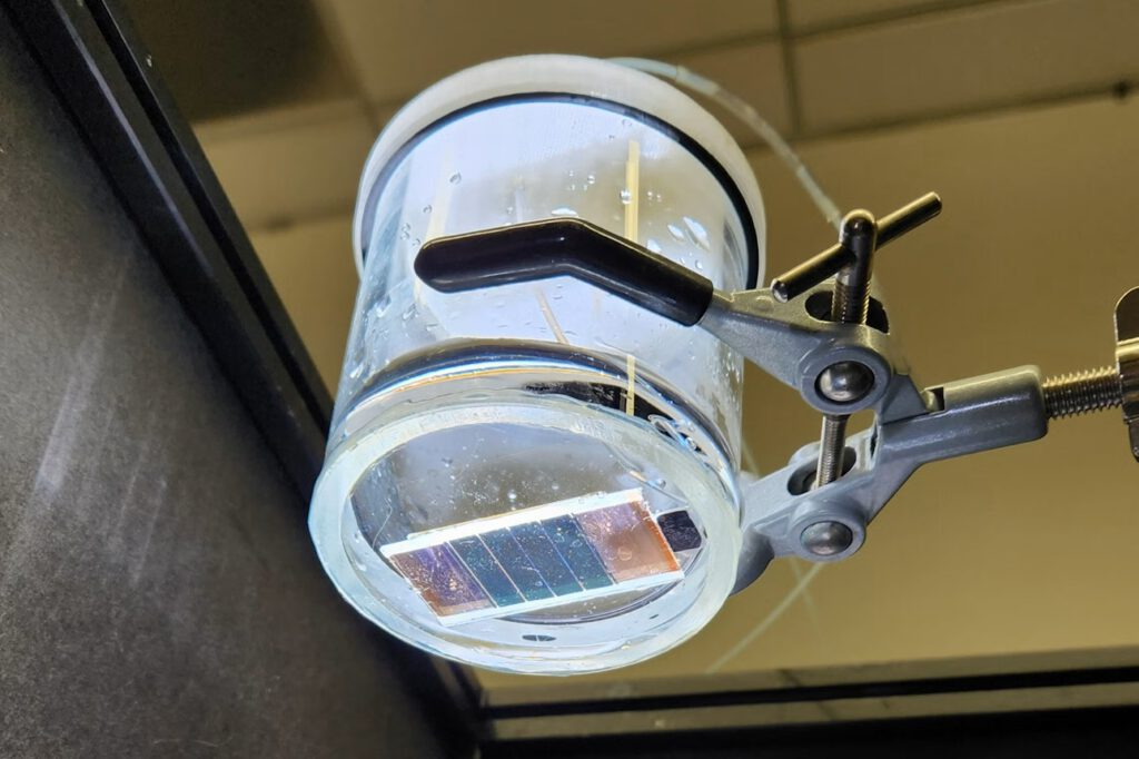 電源なしで空気から液体燃料を生むマシーン誕生、原理は「葉っぱ」