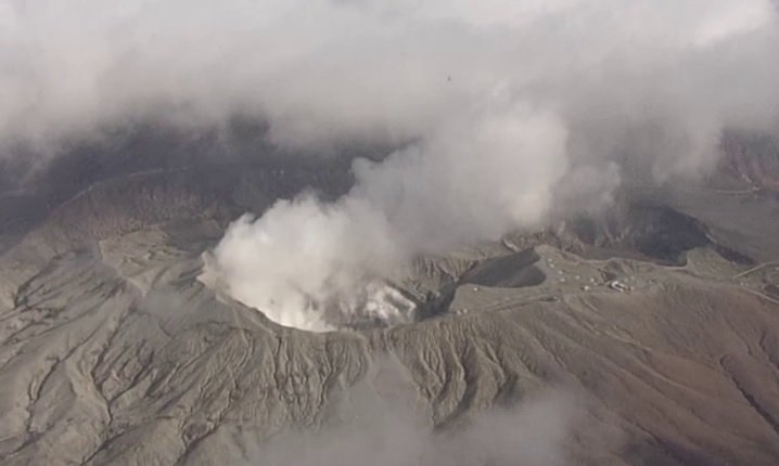 スマホが“衝撃感知”して自動通報…男女3人搭乗の「遊覧ヘリ」行方不明 機体の一部発見か 2年前にも不時着事故 熊本・阿蘇市