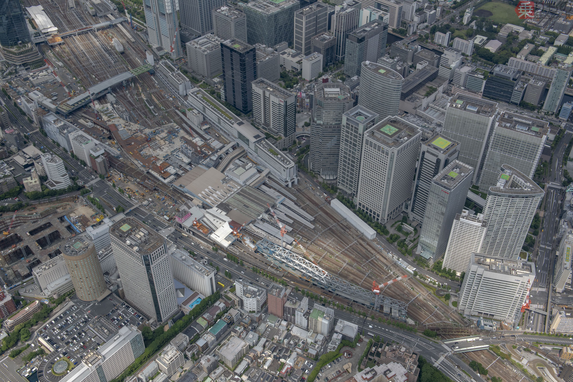 「高架線」から「地上線」へ!? “大手術”が進む京急品川駅を空から観察 仮の線路や橋が出現！