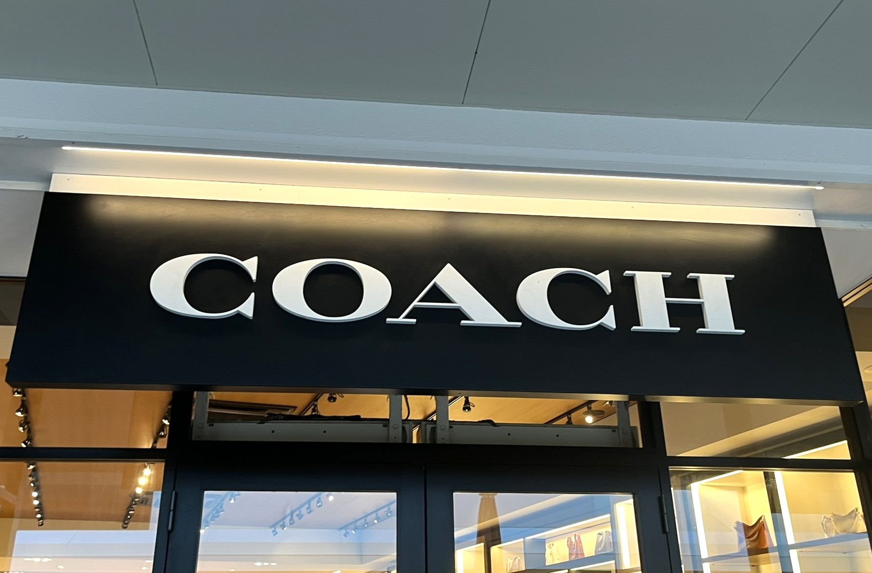 「ショルダーにもなるし便利です」COACHの“ショルダー付きバッグ”に「大きくもなく、小さくもなくちょうど良い」「デザイン、サイズも気に入ってもらえました」の声（1/2）