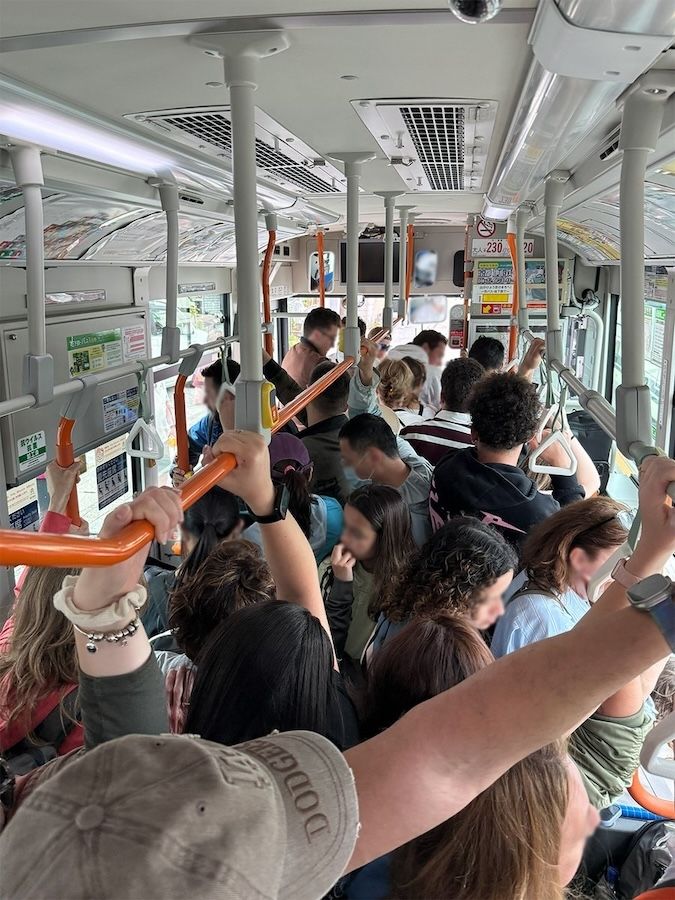 「バスに京都市民が乗れない」……観光客だけで満員に 混雑・遅延の理由が、「スマホ」にあったとは？【大学教授が分析】