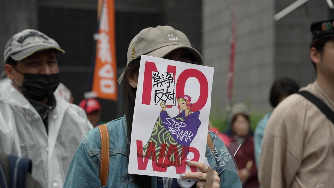 日本で反戦デモ拡大 高市首相が防衛力強化を掲げる中