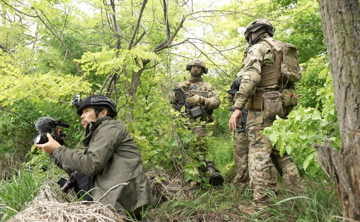 ウクライナ・自爆ドローンが迫る恐怖の中でなぜ人は「笑う」のか 戦場カメラマンが見た極限のリアル