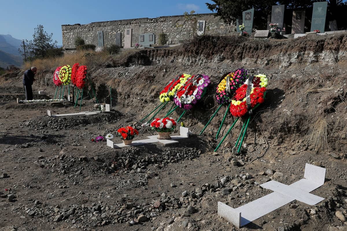 動画には発掘された大量の遺骨、中には拷問の形跡があるものも…ナゴルノ・カラバフの至る場所で見つかる「集団墓地」、コーカサスの旧紛争地で一体何が起こっていたのか（ニューズウィーク日本版）