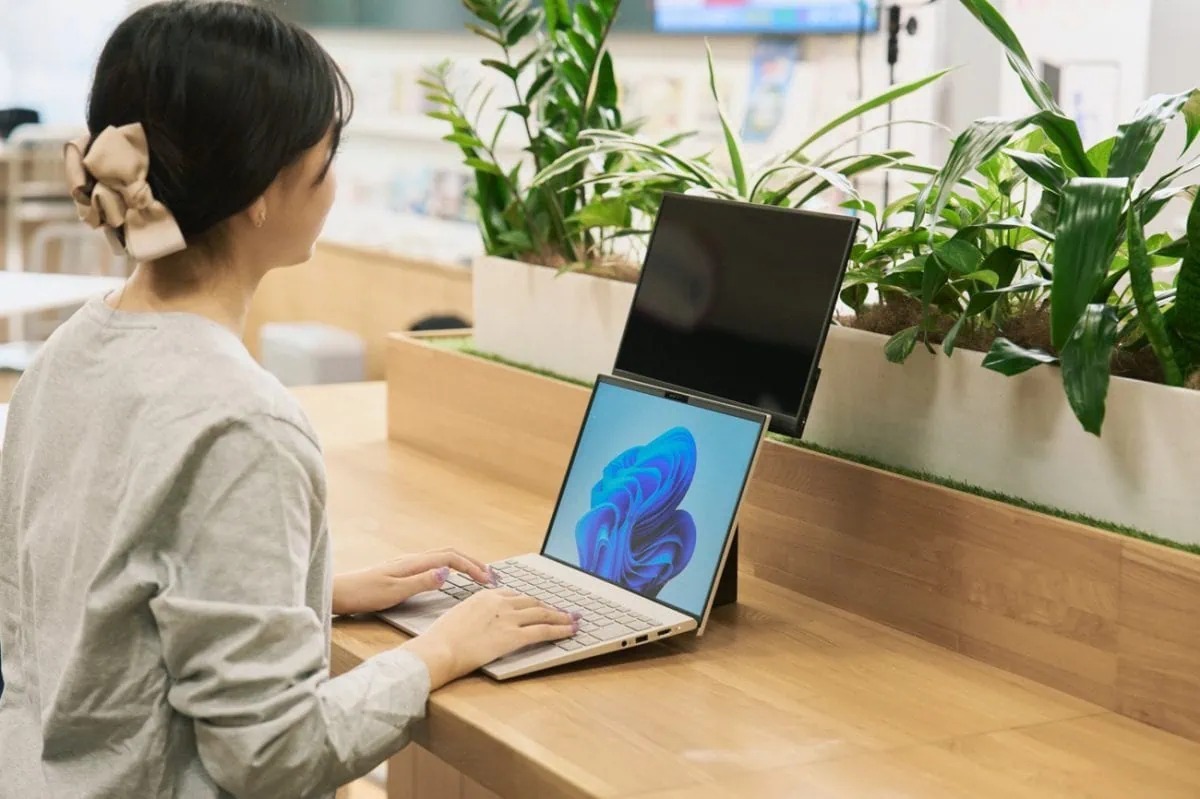 【出先の作業効率爆上げ】カフェでも“縦型デュアル”化がハンパない！さらに安く、軽量化したNECの「最強スタンド」を試してみた（MonoMax Web）