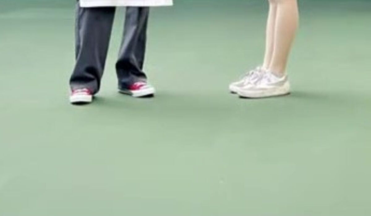 ディズニーで「二度見どころか三度見」された2人→衝撃の姿に「何だこの可愛いカップル」「実写化やん」と170万再生（1/3）