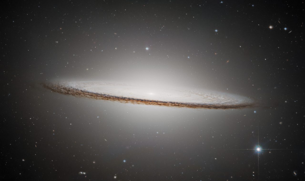 渦巻？楕円？分類が難しい「ソンブレロ銀河（M104）」とは【今日の宇宙画像】